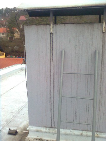 spatne zvolena kominova striska a jeji nasledky na nove fasade kominu